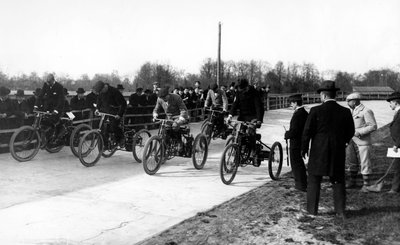 Concorrenti in una gara di tricicli motorizzati a San Pietroburgo da Russian Photographer